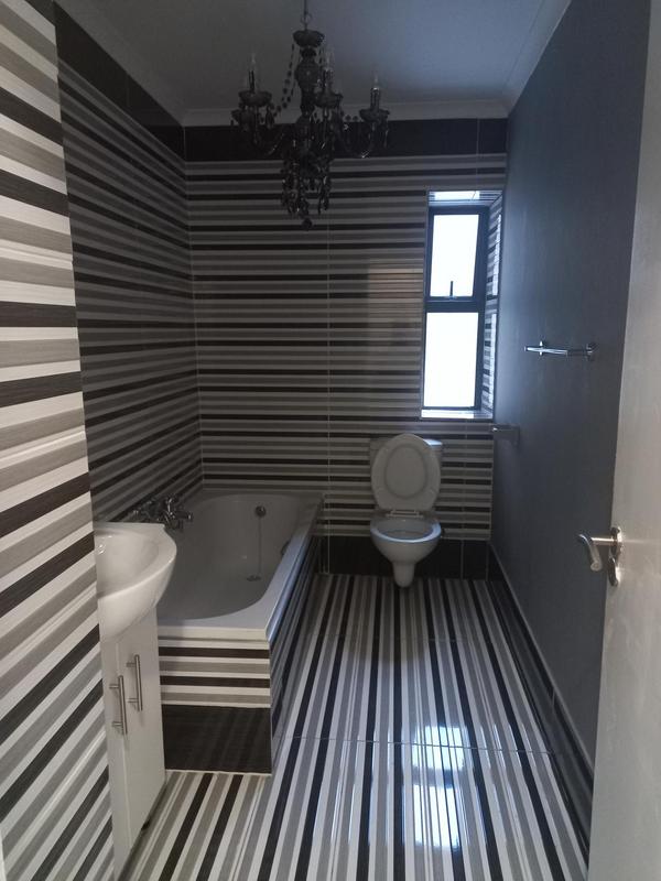 To Let 2 Bedroom Property for Rent in Somerset West Western Cape